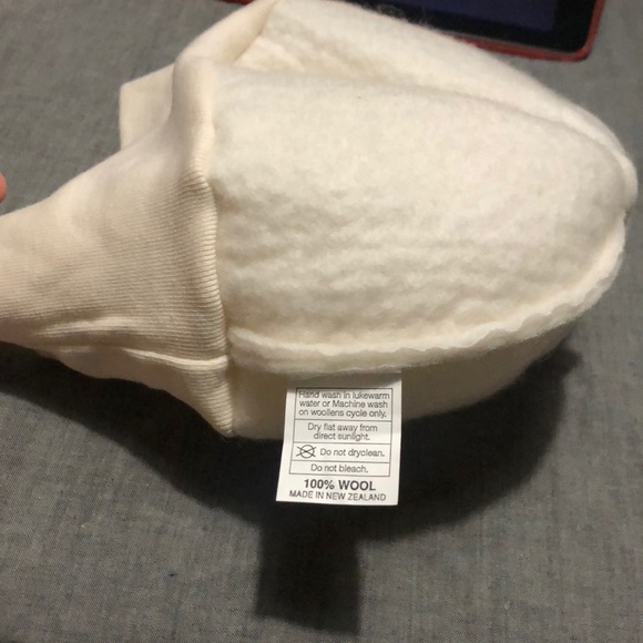 Handmade wool cream toddler hat from new Zealand - Picture 4 of 4